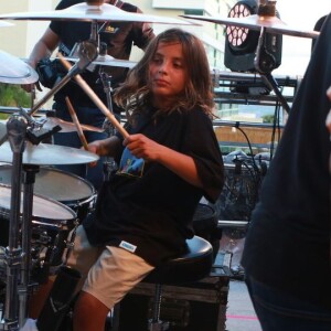 Marcelo, filho mais velho de Ivete Sangalo, estava com uma blusa que apontava semelhança dele com o pai, Daniel Cady