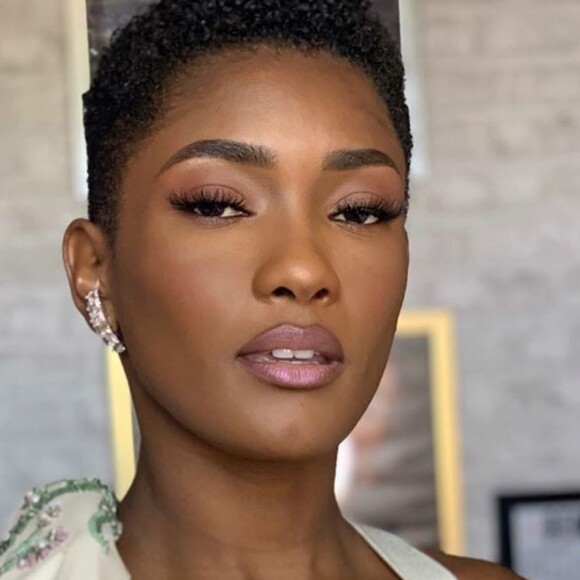 Erika Januza já passou pela situação de ser questionada sobre o que ela faria da vida: ficar com o companheiro ou continuar com seu trabalho?