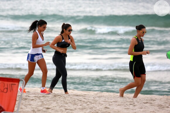 Débora Nascimento correu ao lado de Anna Lima e de outra amiga