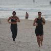 Débora Nascimento aproveitou a manhã desta segunda para correr na praia da Barra da Tijuca