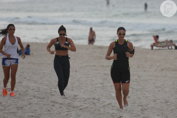 Débora Nascimento aproveitou a manhã desta segunda para correr na praia da Barra da Tijuca