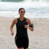 Débora Nascimento mostrou boa forma durante corrida na praia