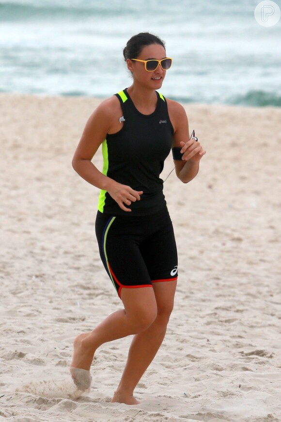 Débora Nascimento aproveitou a manhã desta segunda, 20 de outubro de 2014, para correr na praia da Barra da Tijuca