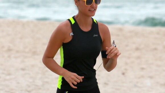 Débora Nascimento aproveita manhã para correr na praia e mostra boa forma