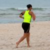 Débora Nascimento correu descalça na areia da praia da Barra da Tijuca