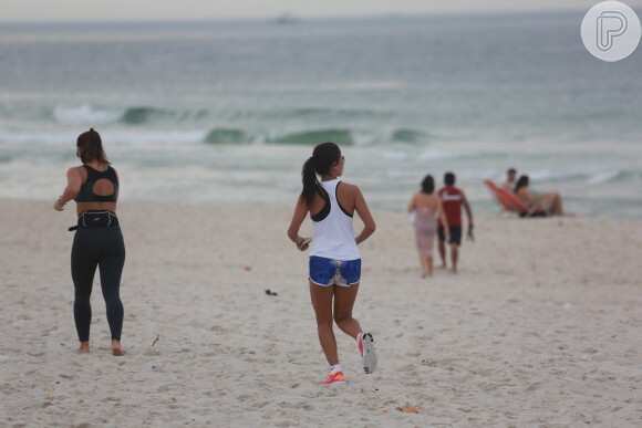 Anna Lima mostrou sua bela forma ao correr na praia