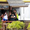 Débora Nascimento e amigas conversam em quiosque, após corrida na praia