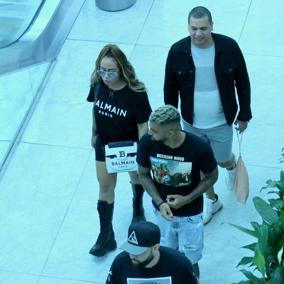 Rafaella Santos passeou com namorado, Gagibol, em shopping carioca