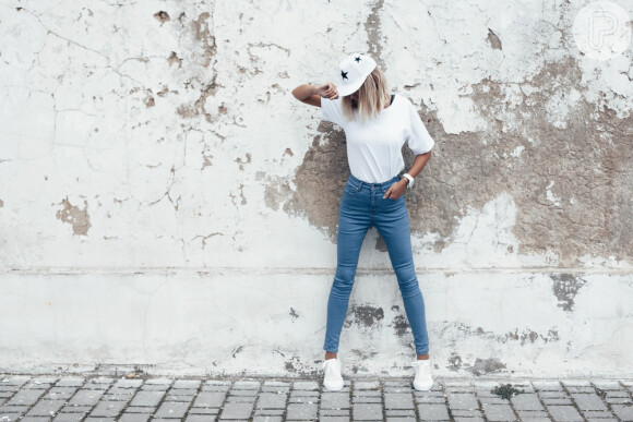 Minimalismo fashion: o estilo parisiense de calça jeans e camisa branca é um dos queridinhos entre as brasileiras