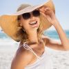 Inspiração francesa no Brasil: óculos e chapéu de palha no beachwear