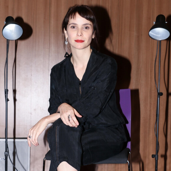 Débora Falabella apareceu em clima de romance com o namorado
