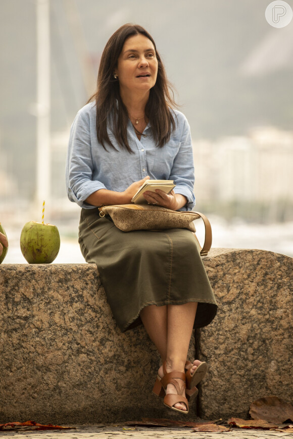 No vídeo, Thelma (Adriana Esteves) revela ter um aneurisma na novela 'Amor de Mãe'