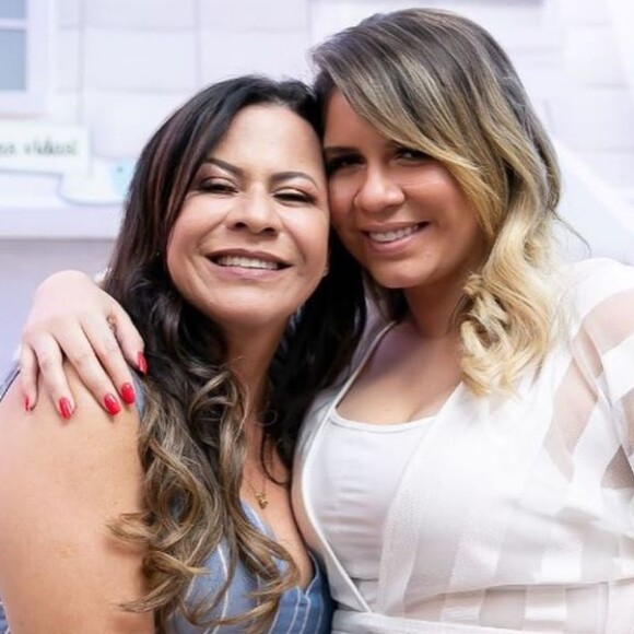 Marília Mendonça organiza roupas do filho com ajuda da mãe, Ruth, nesta sexta-feira, dia 06 de dezembro de 2019