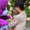 Filho de Junior Lima, Otto se diverte com bonecos no aniversário de 1 ano da filha de Sabrina Sato, Zoe