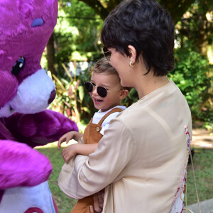 Filho de Junior Lima, Otto se diverte com bonecos no aniversário de 1 ano da filha de Sabrina Sato, Zoe