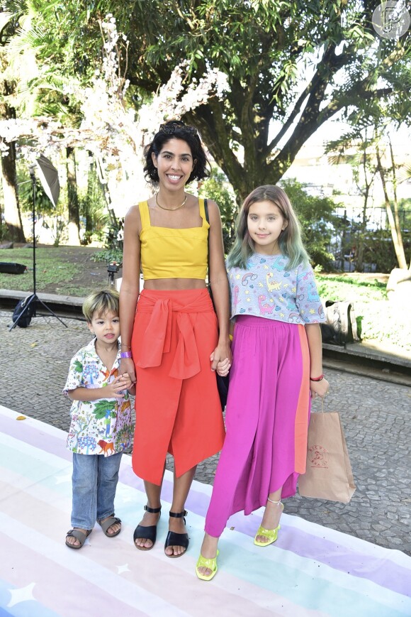 Bela Gil leva os filhos, Nino e Flor, ao aniversário de 1 ano da filha de Sabrina Sato, Zoe