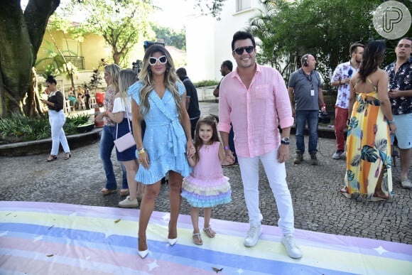 Mirella Santos e o marido, Wellington Muniz, o Ceará, posam com Valentina no aniversário de 1 ano da filha de Sabrina Sato, Zoe