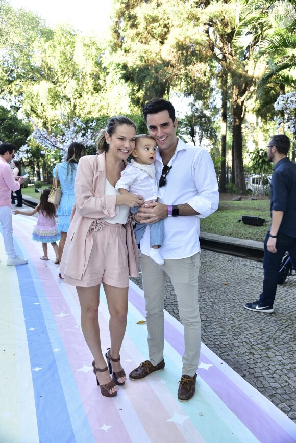 Milena Toscano e marido, Pedro, posam com João Pedro na festa