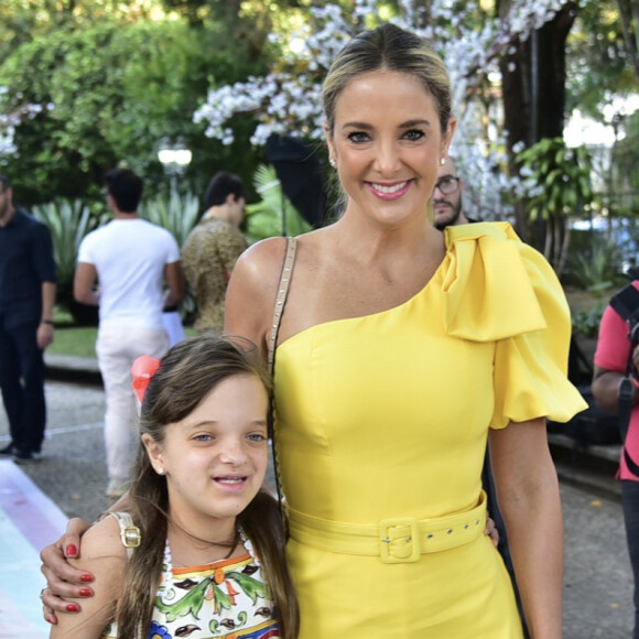 Filha de Sabrina Sato e Duda Nagle, Zoe recebeu Ticiane Pinheiro e Rafaella Justus em sua festa de 1º aniversário