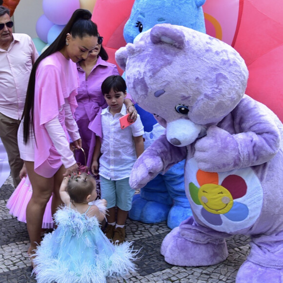 Filha de Duda Nagle e Sabrina Sato, Zoe se encantou com os Ursinhos Carinhosos, tema da sua festa de primeiro aniversário