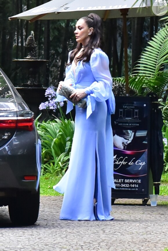 Claudia Raia usa vestido com pegada fluida em renovação de votos de casamento neste domingo, dia 08 de dezembro de 2019