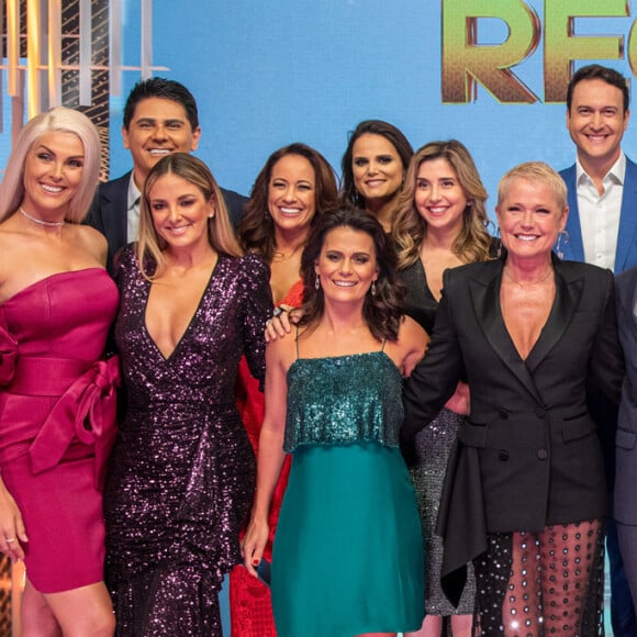 Ana Hickmann e elenco da Record TV posam juntos na gravação do especial 'Família Record'