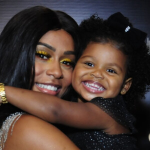 MC Rebecca posa abraçada com a filha, Morena, na comemoração de seu 1º ano de carreira Na Casa do Alto, localizada no Alto da Boa Vista, Rio de Janeiro, nesta quarta-feira, 11 de dezembro de 2019