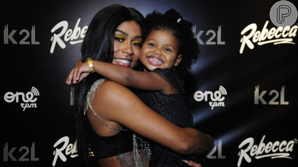 MC Rebecca posa abraçada com a filha, Morena, na comemoração de seu 1º ano de carreira Na Casa do Alto, localizada no Alto da Boa Vista, Rio de Janeiro, nesta quarta-feira, 11 de dezembro de 2019