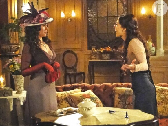 Laura (Marjorie Estiano) acerta as contas com Catarina (Alessandra Negrini) e agride a rival, em 'Lado a Lado', em fevereiro de 2013