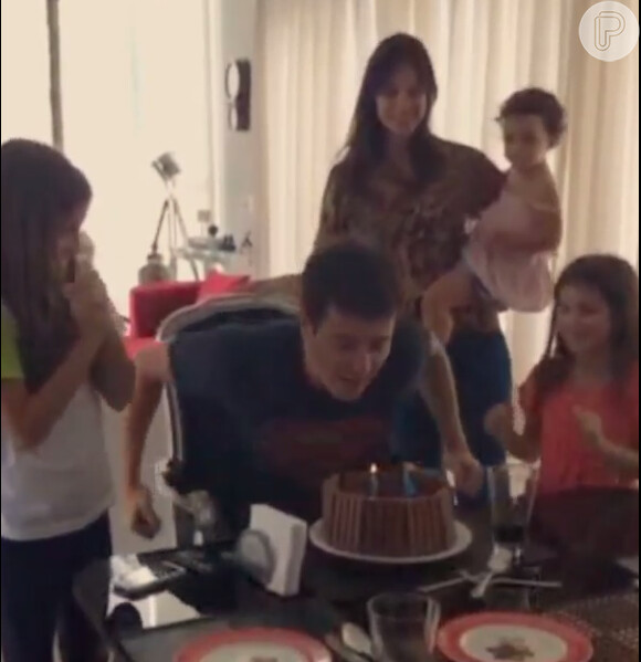 Rodrigo Faro apaga as velas do seu bolo de aniversário