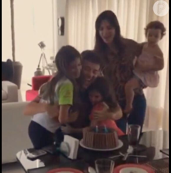 Rodrigo Faro ganha abraço da esposa e das filhas mais velhas