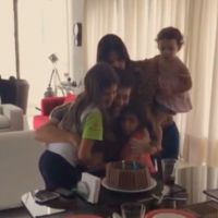 Rodrigo Faro comemora aniversário com bolo e ao lado da esposa e das filhas