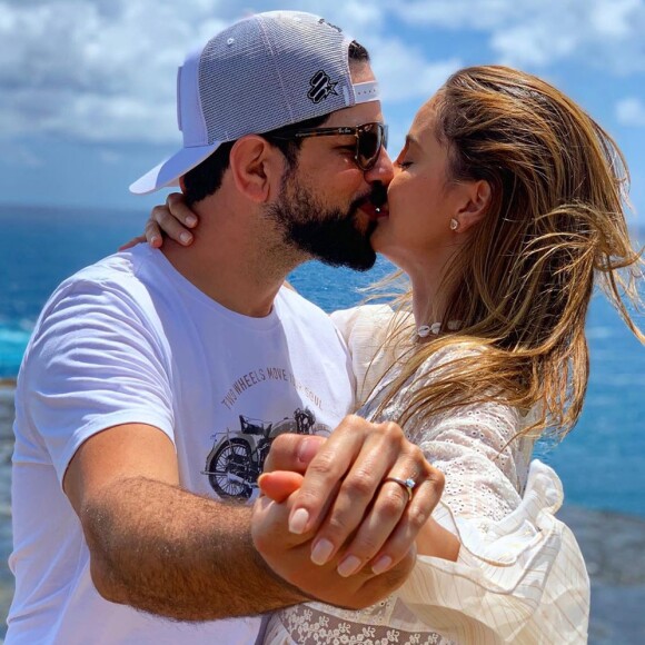 Sorocaba e Biah Rodrigues ficaram noivos em Fernando de Noronha