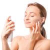 Pele bronzeada no verão: expert recomenda uso de água termal ao longo do dia para acalmar a pele do rosto