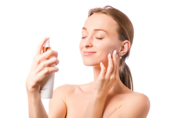 Pele bronzeada no verão: expert recomenda uso de água termal ao longo do dia para acalmar a pele do rosto