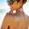 Pele bronzeada no verão: o uso do protetor solar faz parte da rotina de cuidados básicos para a pele do rosto e corpo
