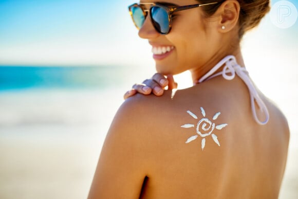 Pele bronzeada no verão: o uso do protetor solar faz parte da rotina de cuidados básicos para a pele do rosto e corpo