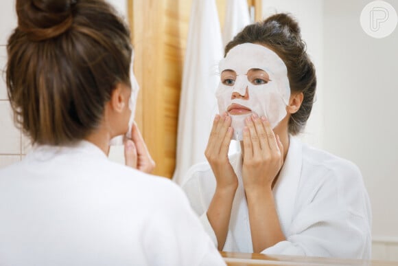Pele bronzeada no verão: máscaras faciais com colágeno, em creme ou tecido, são grandes aliadas para revitalizar a pele do rosto