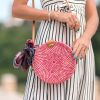 Para presentear aquela amiga que adora acessórios artesanais e despojados, que tal a bolsa de palha redonda com detalhes coloridos?