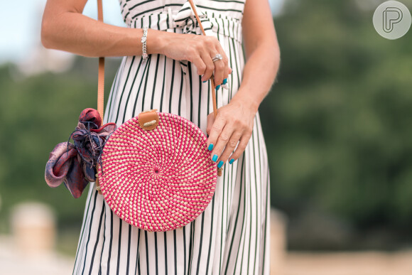 Para presentear aquela amiga que adora acessórios artesanais e despojados, que tal a bolsa de palha redonda com detalhes coloridos?