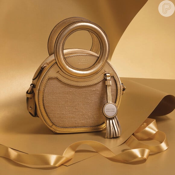 O mix de tecido rústico natural e couro metalizado dourado é perfeito para a moda verão
