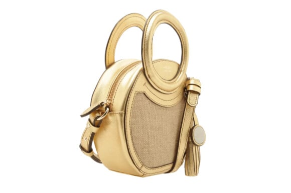 A bolsa de shape redondo, tecido rústico e contorno em couro metalizado dourado é linda pro verão e já pode ser usada na produção do Réveillon