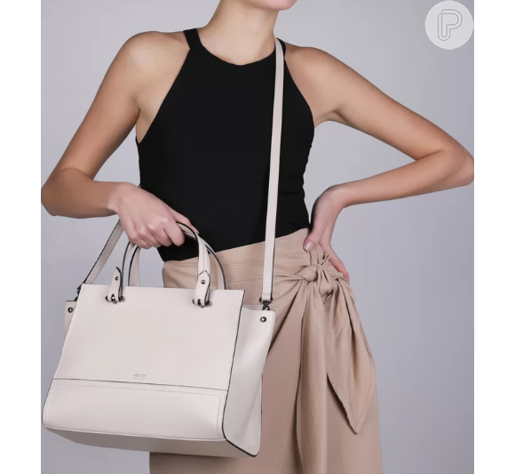 Básica e elegante, a bolsa tote em couro é bem versátil e traz um mood fresco ao look de verão
