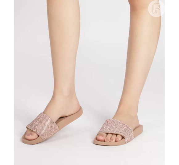 O chinelo slide com pedrarias pequenas e superbrilhosas promete agradar as mulheres com estilo fashionista