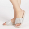 O chinelo slide garante conforto e frescor aos pés nos looks casuais de verão