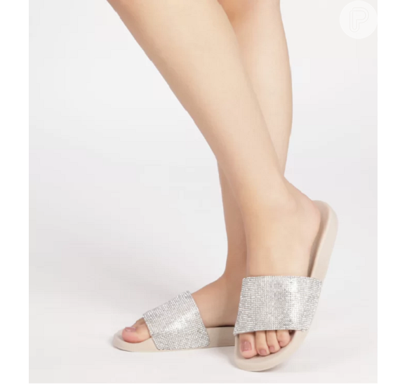 O chinelo slide garante conforto e frescor aos pés nos looks casuais de verão