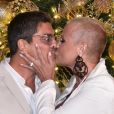 Xuxa deixou sutiã à mostra em look com decote e fenda e beijou o namorado, Junno Andrade, em jantar beneficente nesta segunda-feira, 16 de dezembro de 2019