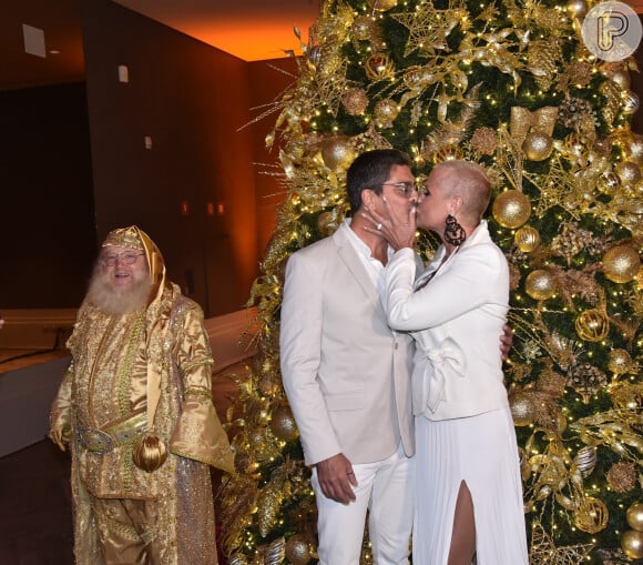 Xuxa trocou beijos com o namorado, Junno Andrade, em jantar beneficente