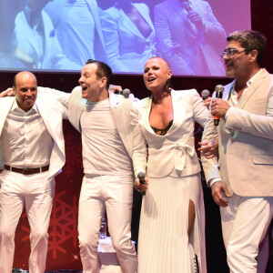 Xuxa, o namorado Junno Andrade, e Celso Zucatelli se divertiram com show de Claudia Leitte em evento de Natal