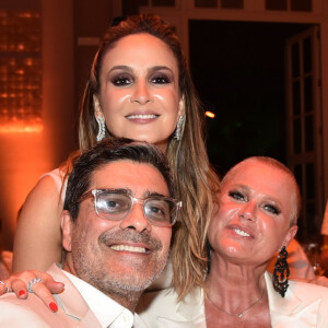 Xuxa e o namorado, Junno Andrade, posaram com Claudia Leitte em jantar beneficente